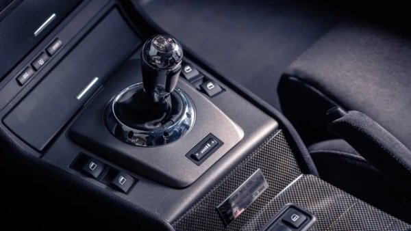 След първите проби в E36, BMW наложи секвенциалната механична кутия SMG II като сериозна опция при емблематичното E46 M3 (и като базово оборудване при олекотеното M3 CSL). 

Бърза на писта, но груба в града, днес тя е основната причина ентусиастите да плащат сериозни суми за смяна с ръчна скоростна кутия.
